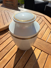 Carica l'immagine nel visualizzatore di Gallery, Cremation Urn BLANCO