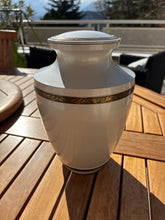 Carica l'immagine nel visualizzatore di Gallery, Cremation Urn BLANCO