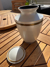 Carica l'immagine nel visualizzatore di Gallery, Cremation Urn BLANCO