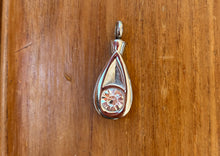 Carica l'immagine nel visualizzatore di Gallery, Urna Pendente Lacrima Luce