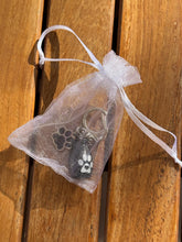 Carica l'immagine nel visualizzatore di Gallery, Porte clé urne dans pochette