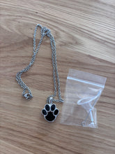 Carica l'immagine nel visualizzatore di Gallery, collier urne argenté et noir