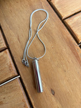 Carica l'immagine nel visualizzatore di Gallery, collier urne argente