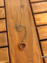 Carica l'immagine nel visualizzatore di Gallery, collier urne coeur