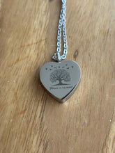 Carica l'immagine nel visualizzatore di Gallery, collier urne coeur