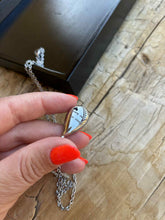 Carica l'immagine nel visualizzatore di Gallery, collier urne goutte