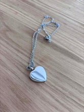 Carica l'immagine nel visualizzatore di Gallery, pendentif urne en forme de coeur