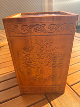 Carica l'immagine nel visualizzatore di Gallery, urne funeraire en bois arbre de vie