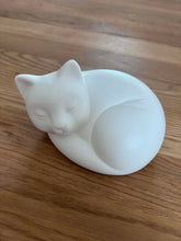 Carica l'immagine nel visualizzatore di Gallery, urne cendres chat blanche