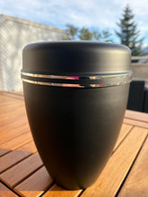 Carica l'immagine nel visualizzatore di Gallery, urne noir pour cendres