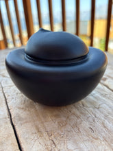 Carica l'immagine nel visualizzatore di Gallery, urne ceramique chat noire de dos