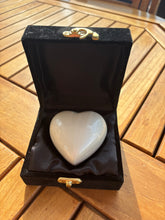 Carica l'immagine nel visualizzatore di Gallery, urne ceramique coeur nacré