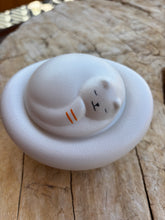 Carica l'immagine nel visualizzatore di Gallery, urne chat ceramique blanche