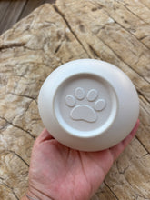 Carica l'immagine nel visualizzatore di Gallery, urne chat ceramique blanche vue du dessous patte de chat