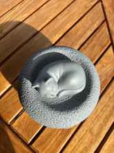 Carica l'immagine nel visualizzatore di Gallery, urne chat ceramique grise vue du dessus