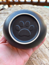 Carica l'immagine nel visualizzatore di Gallery, urne chat ceramique noire patte hat du dessous