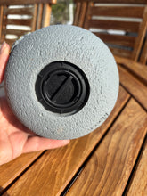 Carica l'immagine nel visualizzatore di Gallery, urne chat grise resine vue du dessous