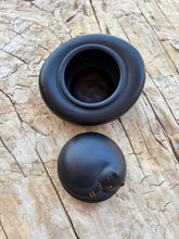 Carica l'immagine nel visualizzatore di Gallery, jolie urne chat ceramique noire ouverte