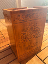 Carica l'immagine nel visualizzatore di Gallery, urne cineraire arbre de vie bois