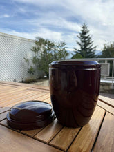 Carica l'immagine nel visualizzatore di Gallery, urne cineraire bordeau ouverte avec vue montagne