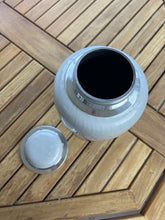 Carica l'immagine nel visualizzatore di Gallery, urne cineraire grise infini ouverte