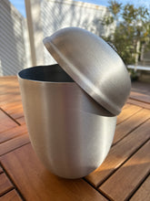 Carica l'immagine nel visualizzatore di Gallery, urne cineraire grise