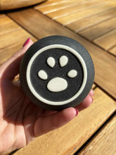 Carica l'immagine nel visualizzatore di Gallery, urne cineraire lapin vue du dessous patte