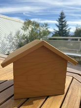 Carica l'immagine nel visualizzatore di Gallery, urne funeraire maison en bois de dos