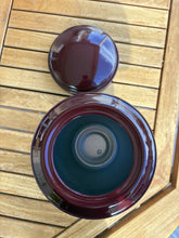 Carica l'immagine nel visualizzatore di Gallery, urne cineraire samia bordeau ouverte vue du dessus