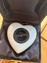 Carica l'immagine nel visualizzatore di Gallery, urne coeur de dos dans boite