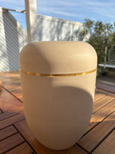 Carica l'immagine nel visualizzatore di Gallery, urne composite beige