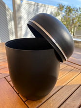 Carica l'immagine nel visualizzatore di Gallery, urne en composite noire