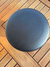 Carica l'immagine nel visualizzatore di Gallery, urne pour enterrement noire