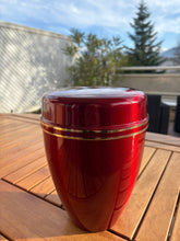 Carica l'immagine nel visualizzatore di Gallery, urne pour enterrement rouge