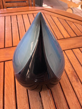 Carica l'immagine nel visualizzatore di Gallery, Urne funéraire Aria en forme de goutte, vue de face, finition brillante bleue et bleu marine