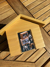 Carica l'immagine nel visualizzatore di Gallery, Urne funéraire en bois en forme de maison, élégante