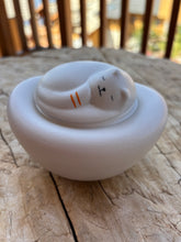 Carica l'immagine nel visualizzatore di Gallery, urne funeraire pour chat ceramique blanche