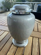 Carica l'immagine nel visualizzatore di Gallery, urne funeraire grise infini