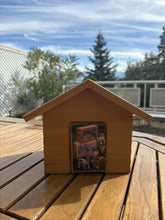 Carica l'immagine nel visualizzatore di Gallery, urne funeraire maison en bois avec vue montagne