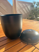 Carica l'immagine nel visualizzatore di Gallery, urne funeraire noire en métal