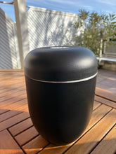 Carica l'immagine nel visualizzatore di Gallery, urne funeraire solide noire
