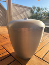 Carica l'immagine nel visualizzatore di Gallery, urne galaxy en aluminium