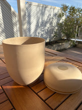 Carica l'immagine nel visualizzatore di Gallery, urne pour homme ou femme beige