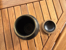 Carica l'immagine nel visualizzatore di Gallery, urne kokia ouverte vue du dessus