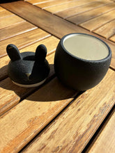 Carica l'immagine nel visualizzatore di Gallery, Urne Lapin céramique noire - photo 2