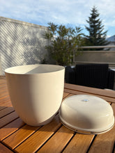 Carica l'immagine nel visualizzatore di Gallery, urne metal blanc et argent