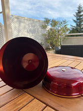 Carica l'immagine nel visualizzatore di Gallery, urne en métal rouge