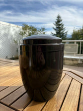 Carica l'immagine nel visualizzatore di Gallery, urne metal samia marron avec vue montagne