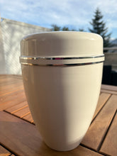 Carica l'immagine nel visualizzatore di Gallery, urne oeillet blanche