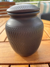 Carica l'immagine nel visualizzatore di Gallery, urne cineraire terra